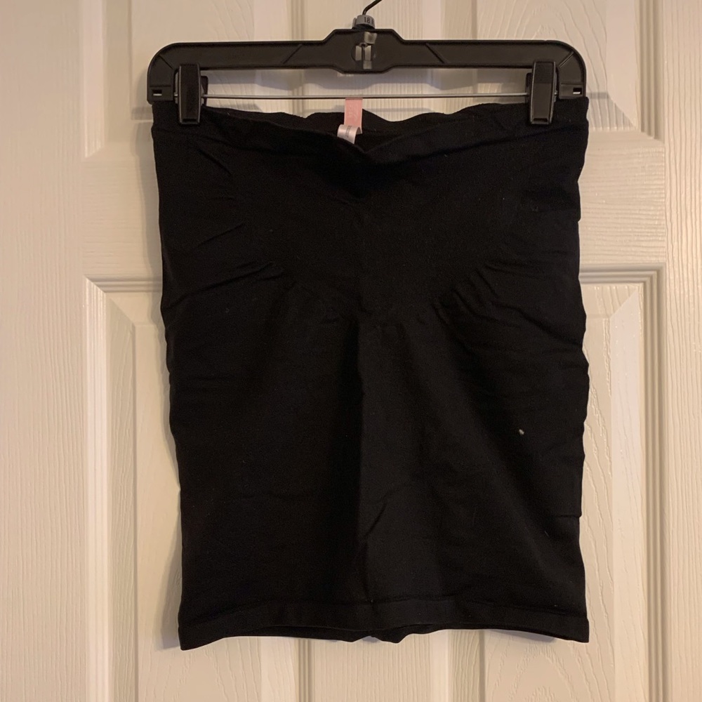 Victoria’s Secret black shape wear half slip, sz L